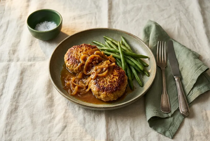 Hacksteaks mit Zwiebelschwitze & Bohnen